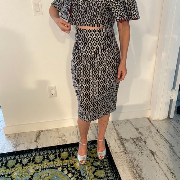 Three piece outfit. Skirt, bra top and cape. - Picture 6 of 6